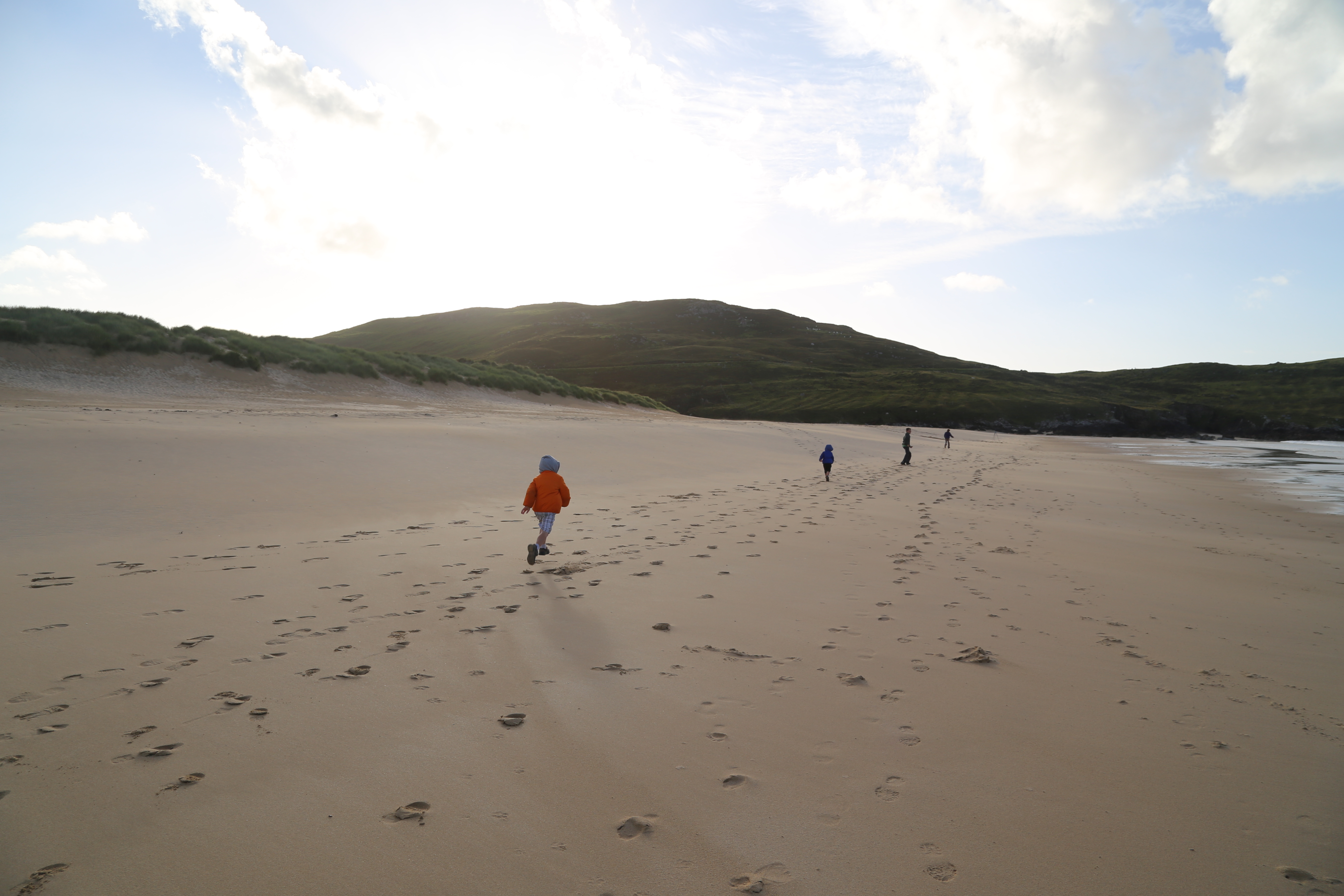 2014 Europe Trip Day 29 - Scotland (Callanish Standing Stones, Dun Carloway Broch, Gearrannan Blackhouse Village, Harris Tweed Weaving Loom, Dailbeag Beach, Arnol Black House, Breanish Tweed, Peat, Steinacleit, Bridge to Nowhere, Traigh Mhor, Rainbow)