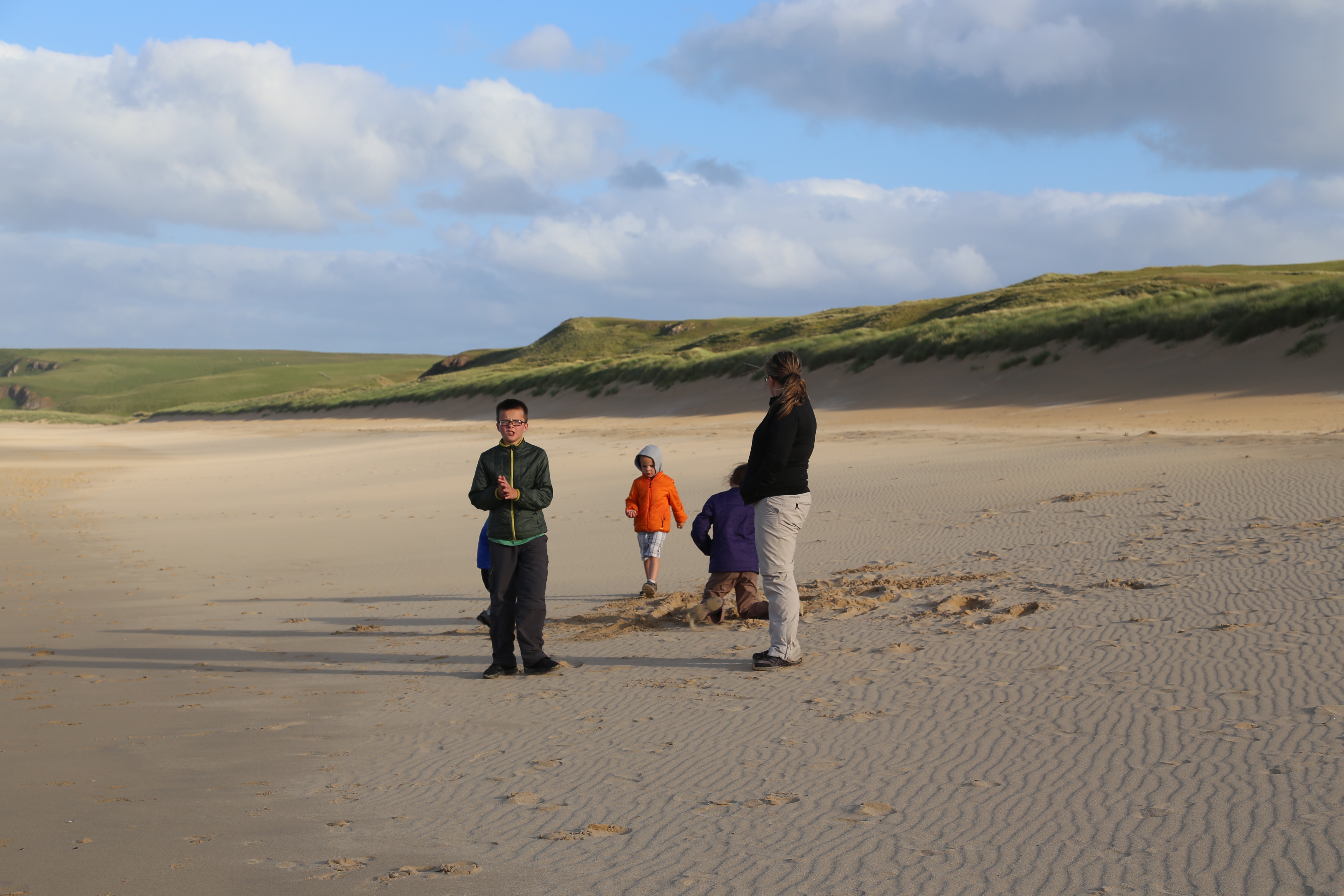 2014 Europe Trip Day 29 - Scotland (Callanish Standing Stones, Dun Carloway Broch, Gearrannan Blackhouse Village, Harris Tweed Weaving Loom, Dailbeag Beach, Arnol Black House, Breanish Tweed, Peat, Steinacleit, Bridge to Nowhere, Traigh Mhor, Rainbow)