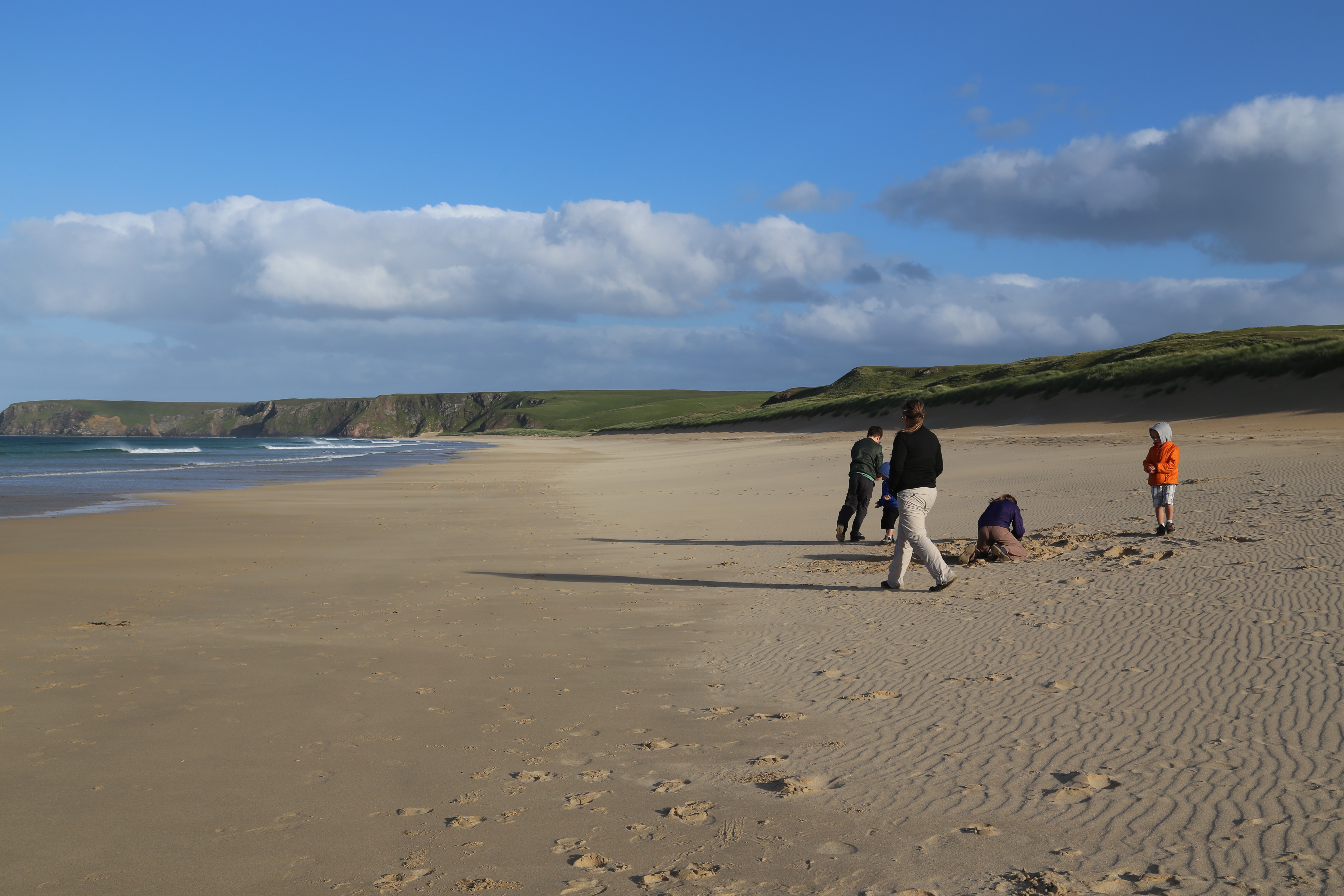 2014 Europe Trip Day 29 - Scotland (Callanish Standing Stones, Dun Carloway Broch, Gearrannan Blackhouse Village, Harris Tweed Weaving Loom, Dailbeag Beach, Arnol Black House, Breanish Tweed, Peat, Steinacleit, Bridge to Nowhere, Traigh Mhor, Rainbow)