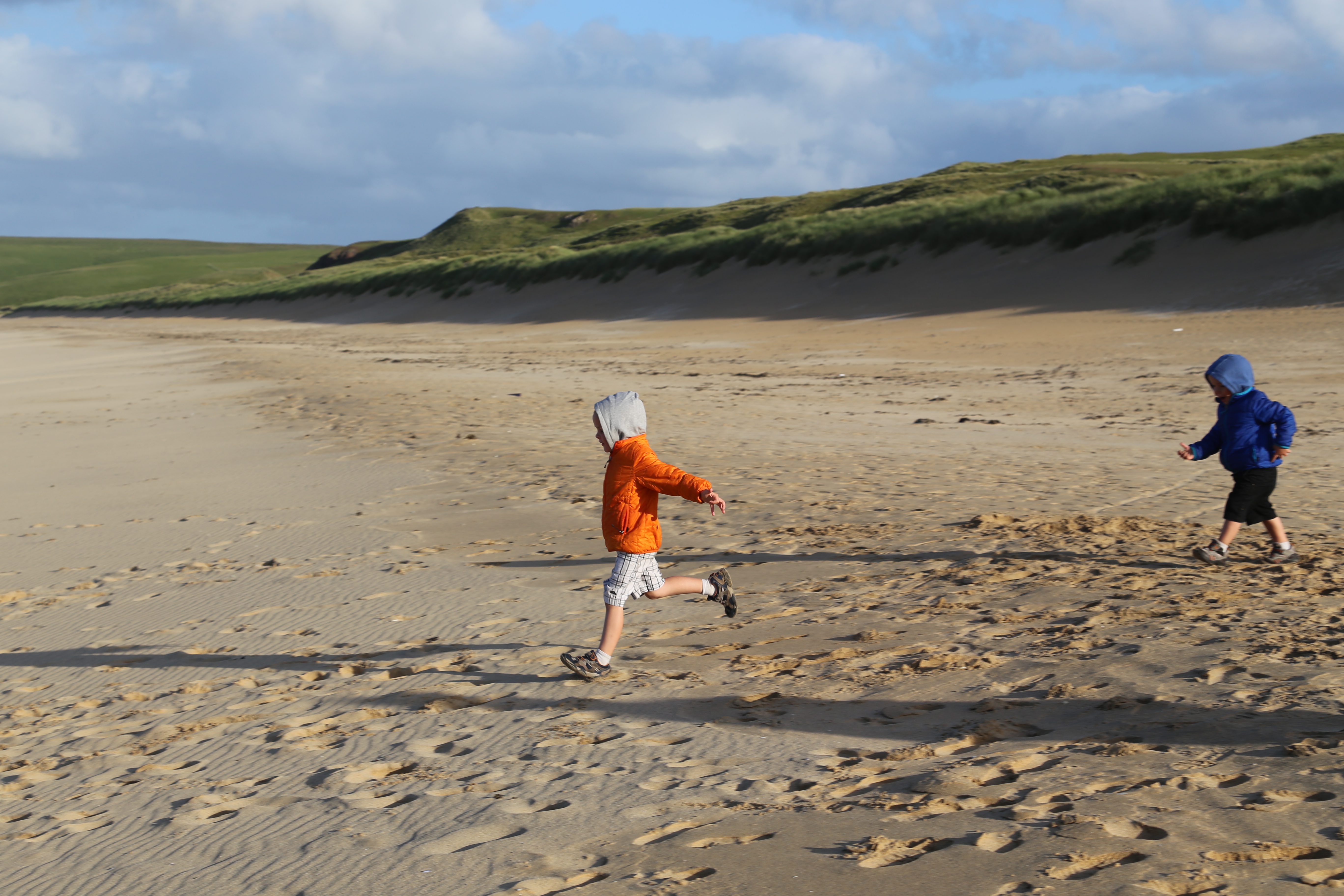 2014 Europe Trip Day 29 - Scotland (Callanish Standing Stones, Dun Carloway Broch, Gearrannan Blackhouse Village, Harris Tweed Weaving Loom, Dailbeag Beach, Arnol Black House, Breanish Tweed, Peat, Steinacleit, Bridge to Nowhere, Traigh Mhor, Rainbow)