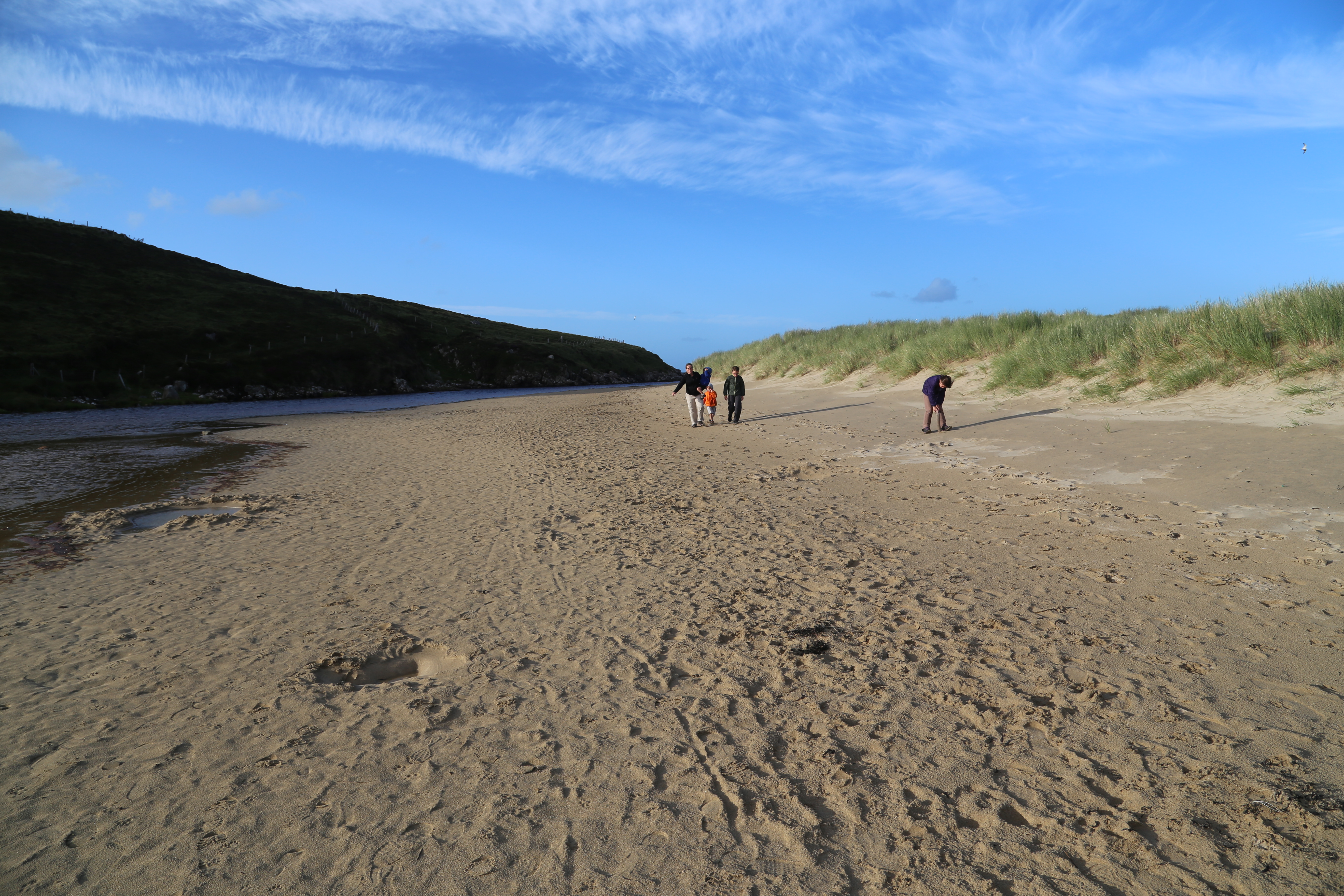 2014 Europe Trip Day 29 - Scotland (Callanish Standing Stones, Dun Carloway Broch, Gearrannan Blackhouse Village, Harris Tweed Weaving Loom, Dailbeag Beach, Arnol Black House, Breanish Tweed, Peat, Steinacleit, Bridge to Nowhere, Traigh Mhor, Rainbow)