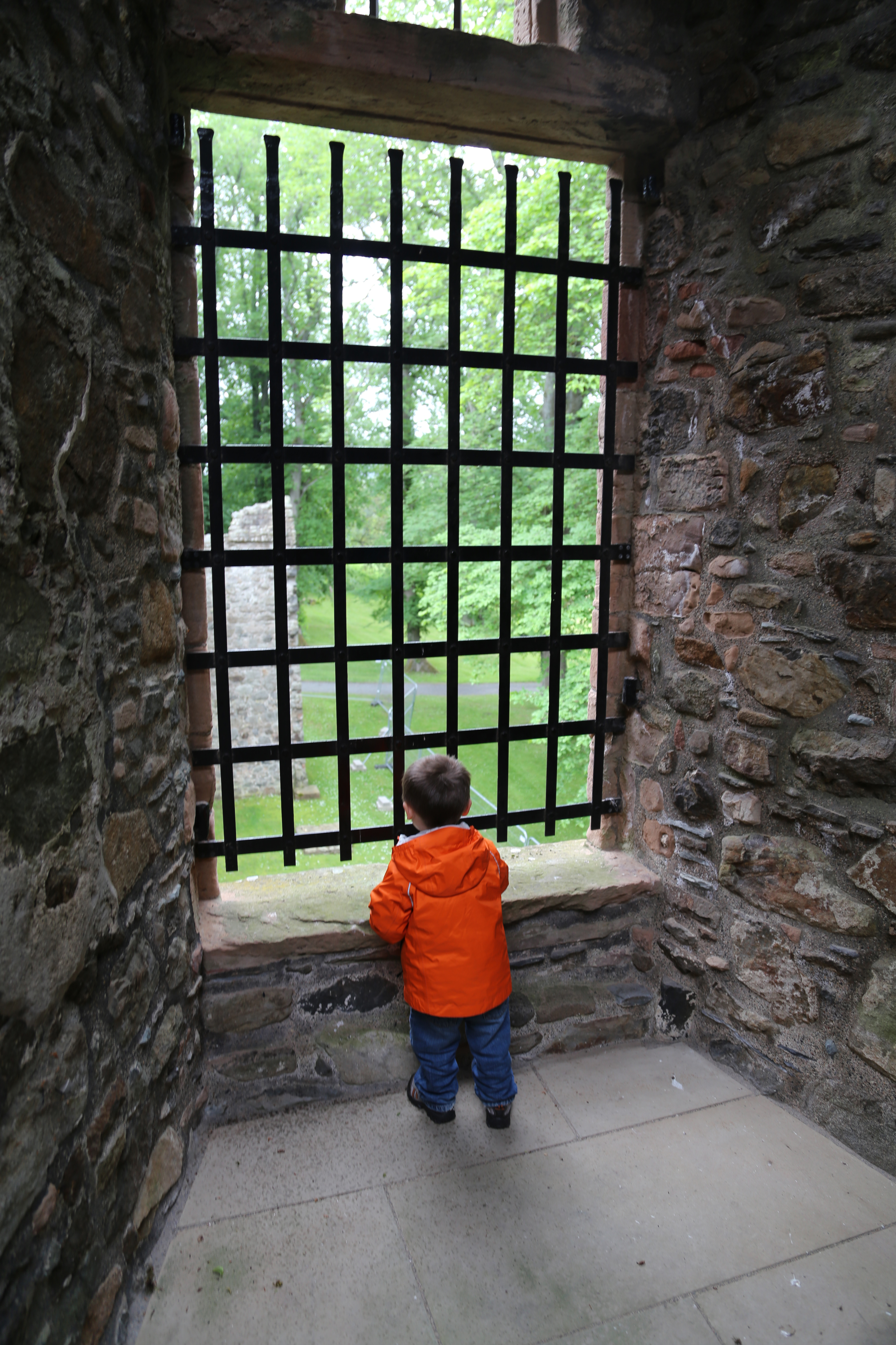 2014 Europe Trip Day 31 - Scotland (Findlater Castle, Huntly, Scottish Meat Pies, Huntly Castle, Huntly Missionary Flat, Searching For Davie McTavish's Grave, Dunnottar Castle, July 4th Treat: McDonalds & How To Train Your Dragon 2 Movie, Anstruther)