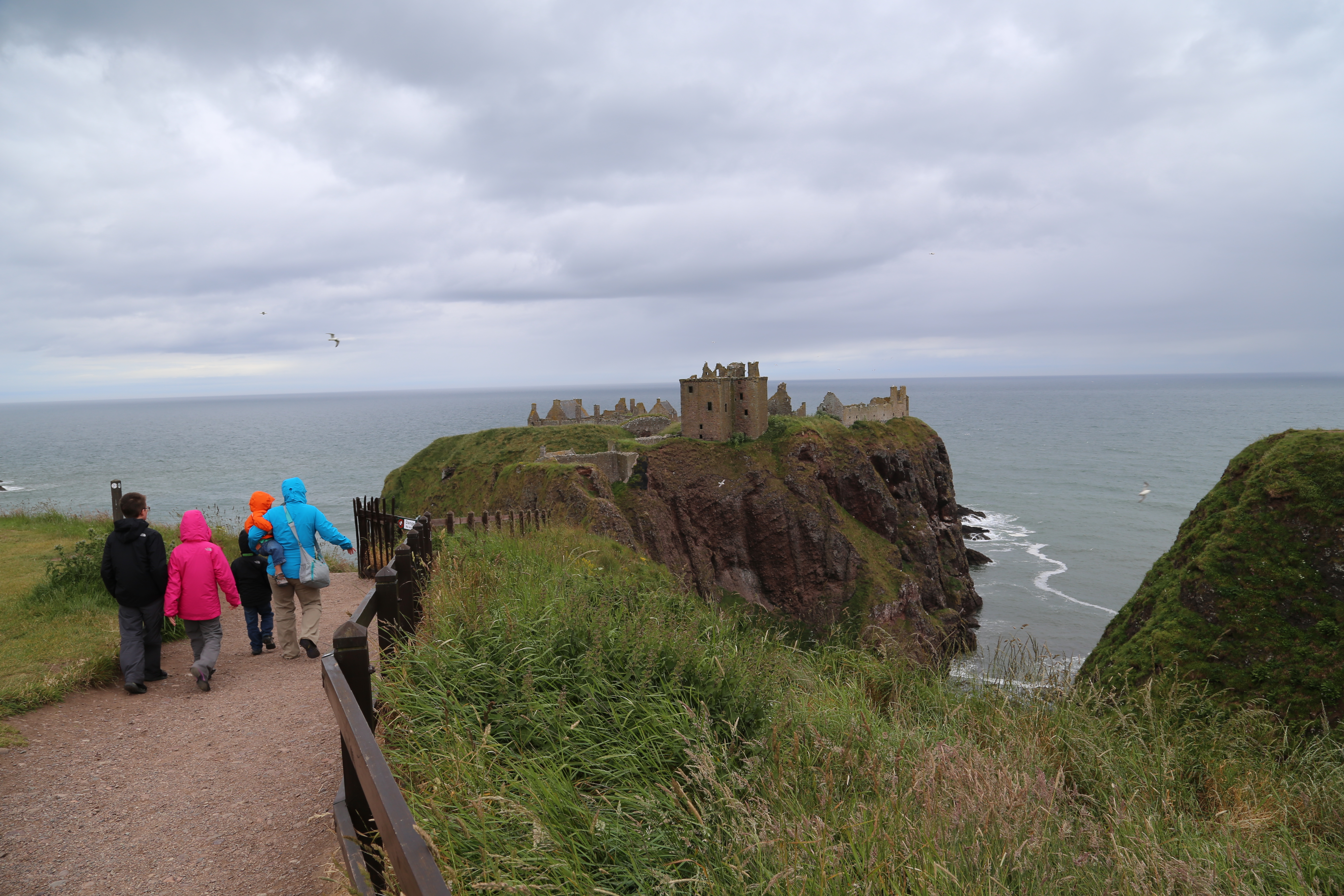 2014 Europe Trip Day 31 - Scotland (Findlater Castle, Huntly, Scottish Meat Pies, Huntly Castle, Huntly Missionary Flat, Searching For Davie McTavish's Grave, Dunnottar Castle, July 4th Treat: McDonalds & How To Train Your Dragon 2 Movie, Anstruther)