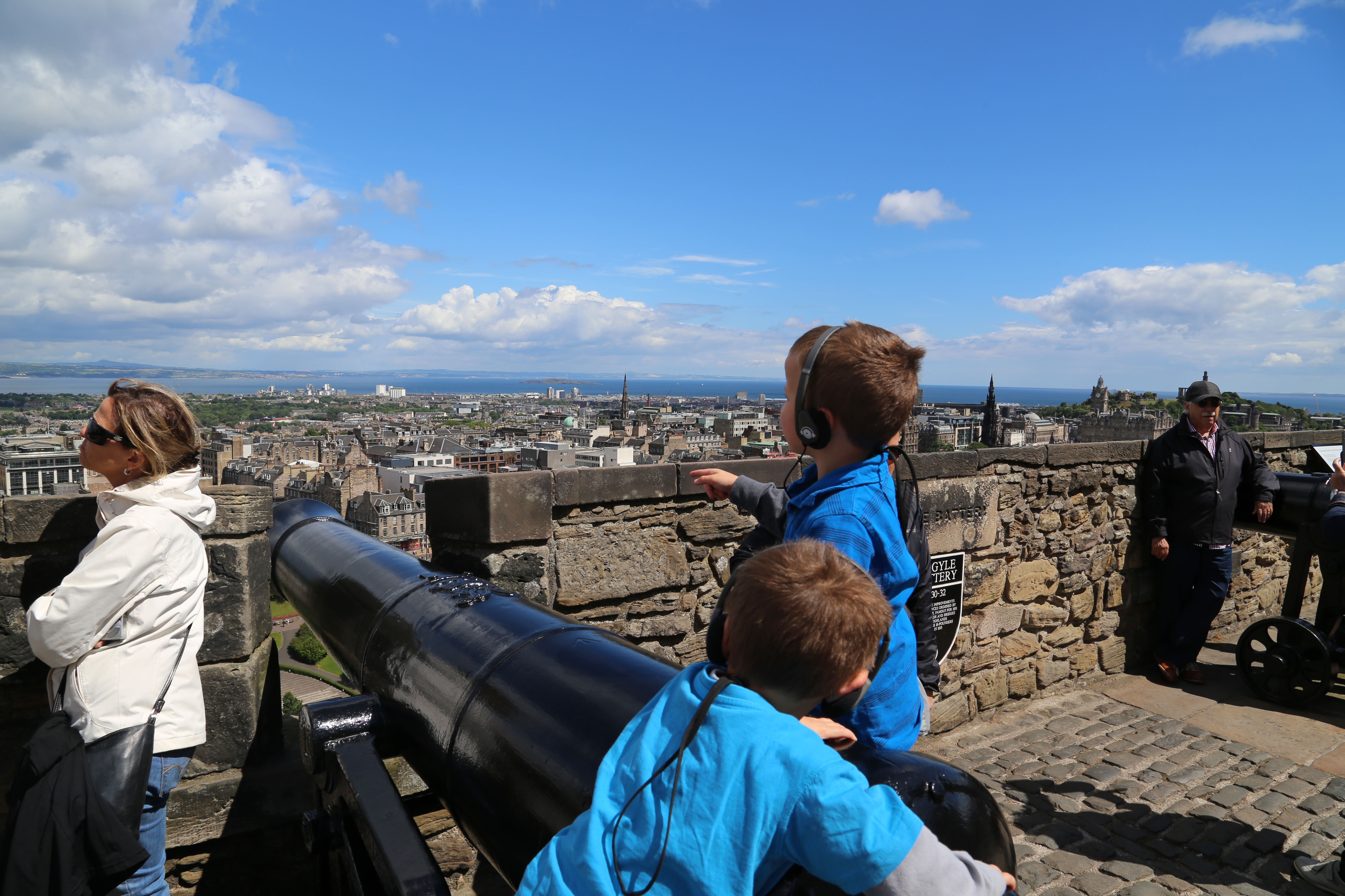 2014 Europe Trip Day 33 - Scotland (Edinburgh Street Buskers, High Street, Bagpipes, Edinburgh Castle, Camera Obscura & World of Illusions, St Giles' Cathedral, Indian Food, Scottish Thistle (National Flower), Scott Monument, Princes Street, Calton Hill)