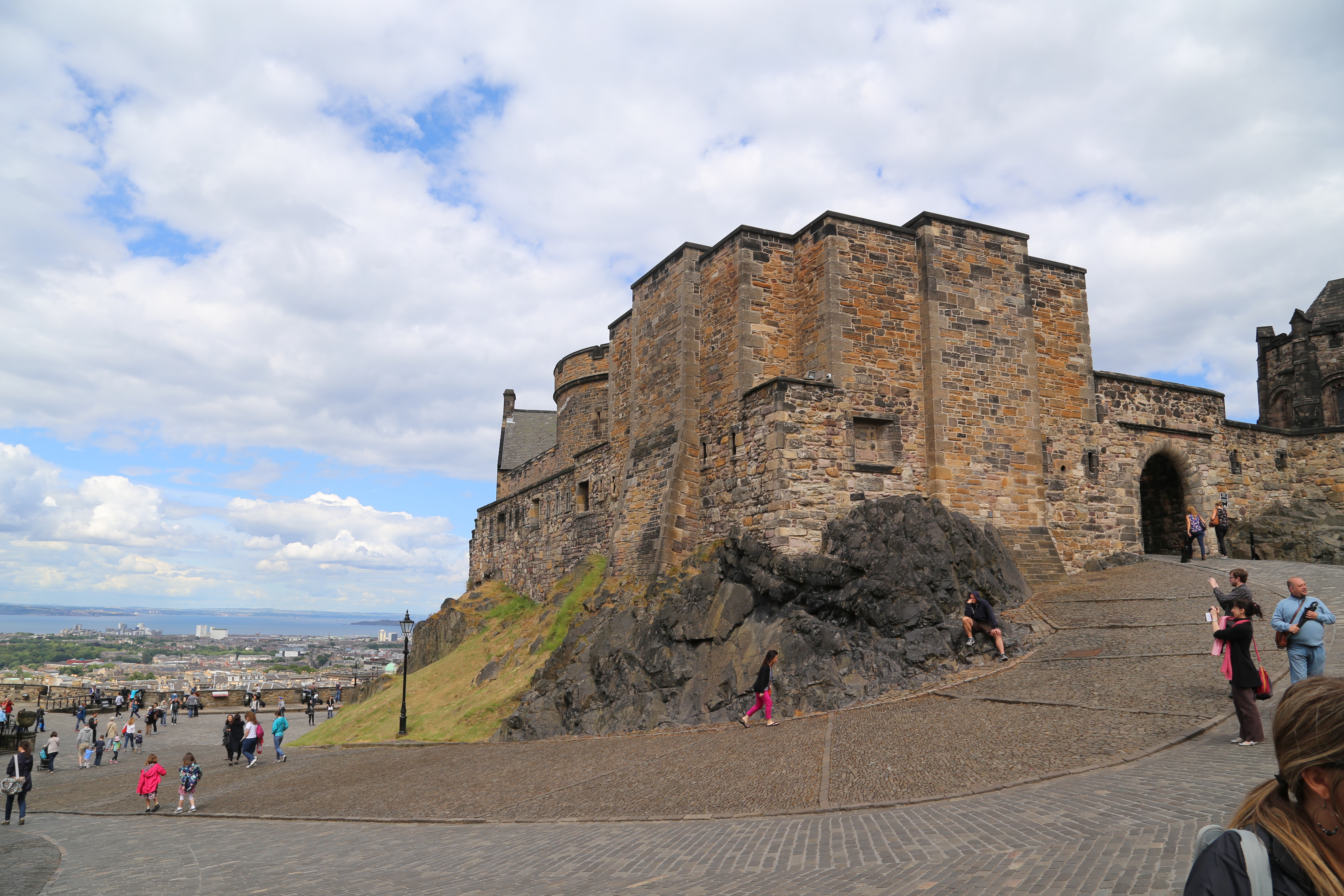 2014 Europe Trip Day 33 - Scotland (Edinburgh Street Buskers, High Street, Bagpipes, Edinburgh Castle, Camera Obscura & World of Illusions, St Giles' Cathedral, Indian Food, Scottish Thistle (National Flower), Scott Monument, Princes Street, Calton Hill)