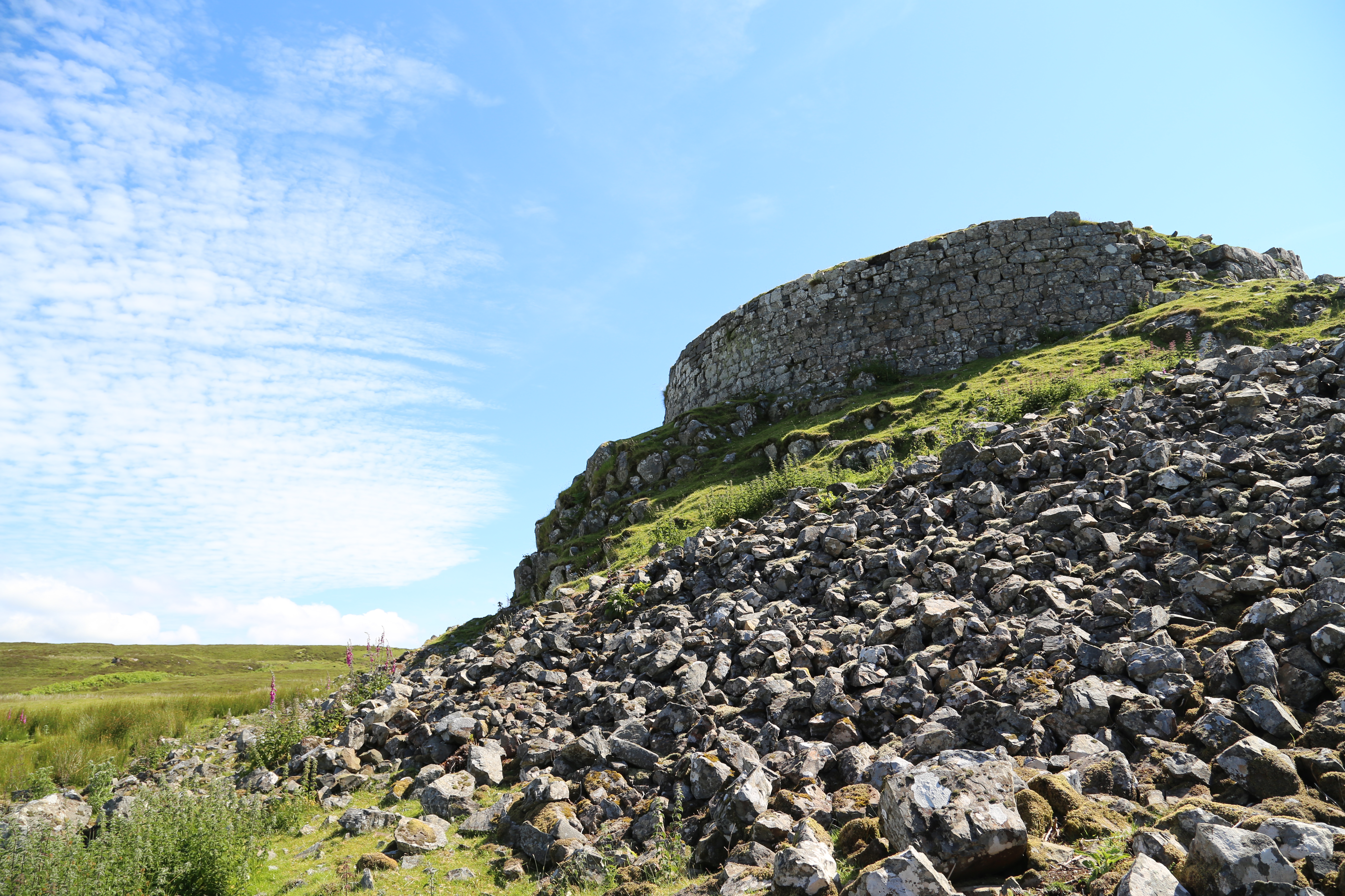 2014 Europe Trip Day 28 - Scotland (Isle of Skye, Portree, Full Scottish Breakfast, Dun Beag Broch, Highland Sheep, Thistle, Red Telephone Box, Neist Point Lighthouse, Dunvegan Castle, Uig-Tarbert Ferry, Outer Hebrides, Isle of Harris, Losgaintir Beach)