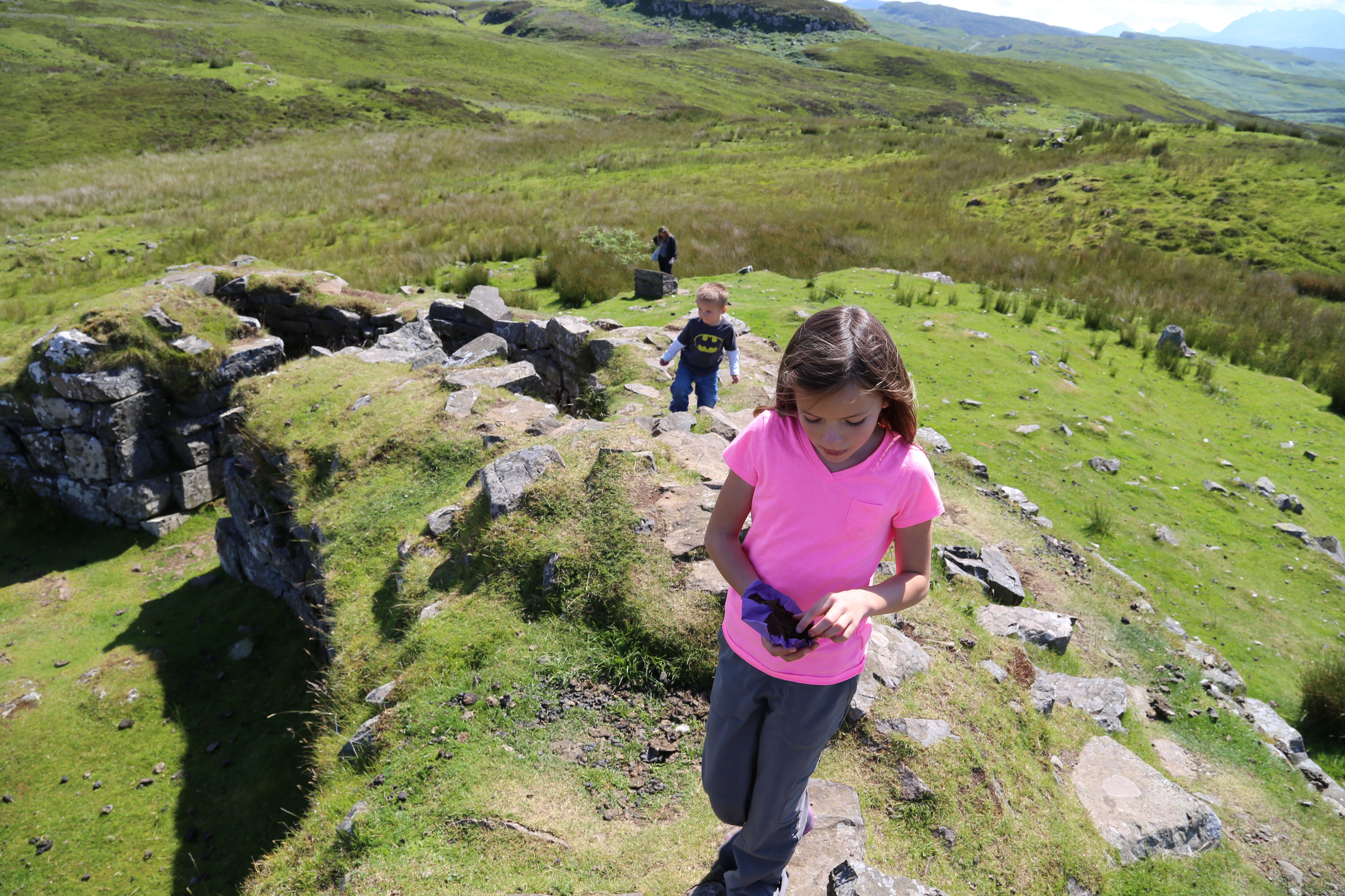 2014 Europe Trip Day 28 - Scotland (Isle of Skye, Portree, Full Scottish Breakfast, Dun Beag Broch, Highland Sheep, Thistle, Red Telephone Box, Neist Point Lighthouse, Dunvegan Castle, Uig-Tarbert Ferry, Outer Hebrides, Isle of Harris, Losgaintir Beach)