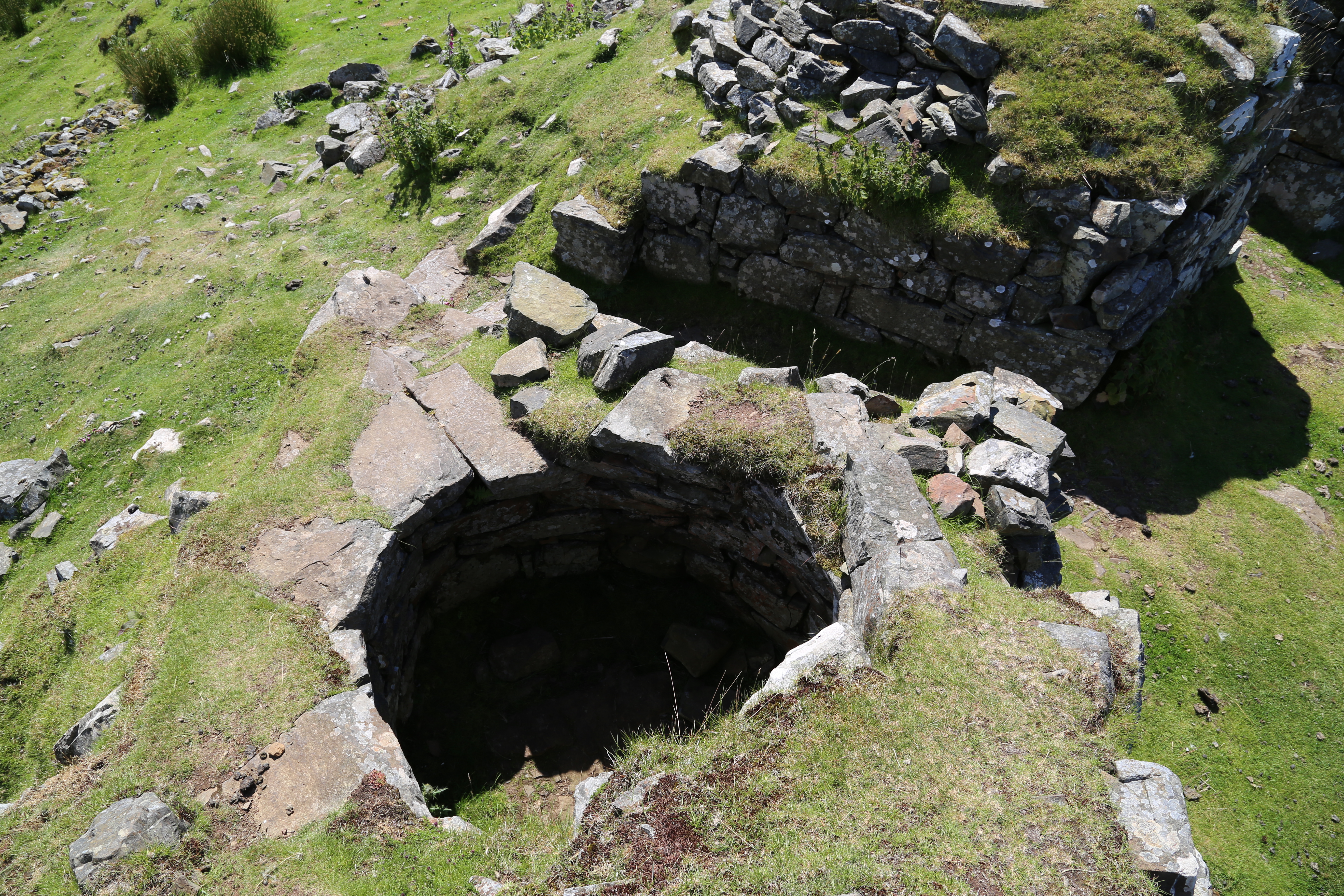 2014 Europe Trip Day 28 - Scotland (Isle of Skye, Portree, Full Scottish Breakfast, Dun Beag Broch, Highland Sheep, Thistle, Red Telephone Box, Neist Point Lighthouse, Dunvegan Castle, Uig-Tarbert Ferry, Outer Hebrides, Isle of Harris, Losgaintir Beach)