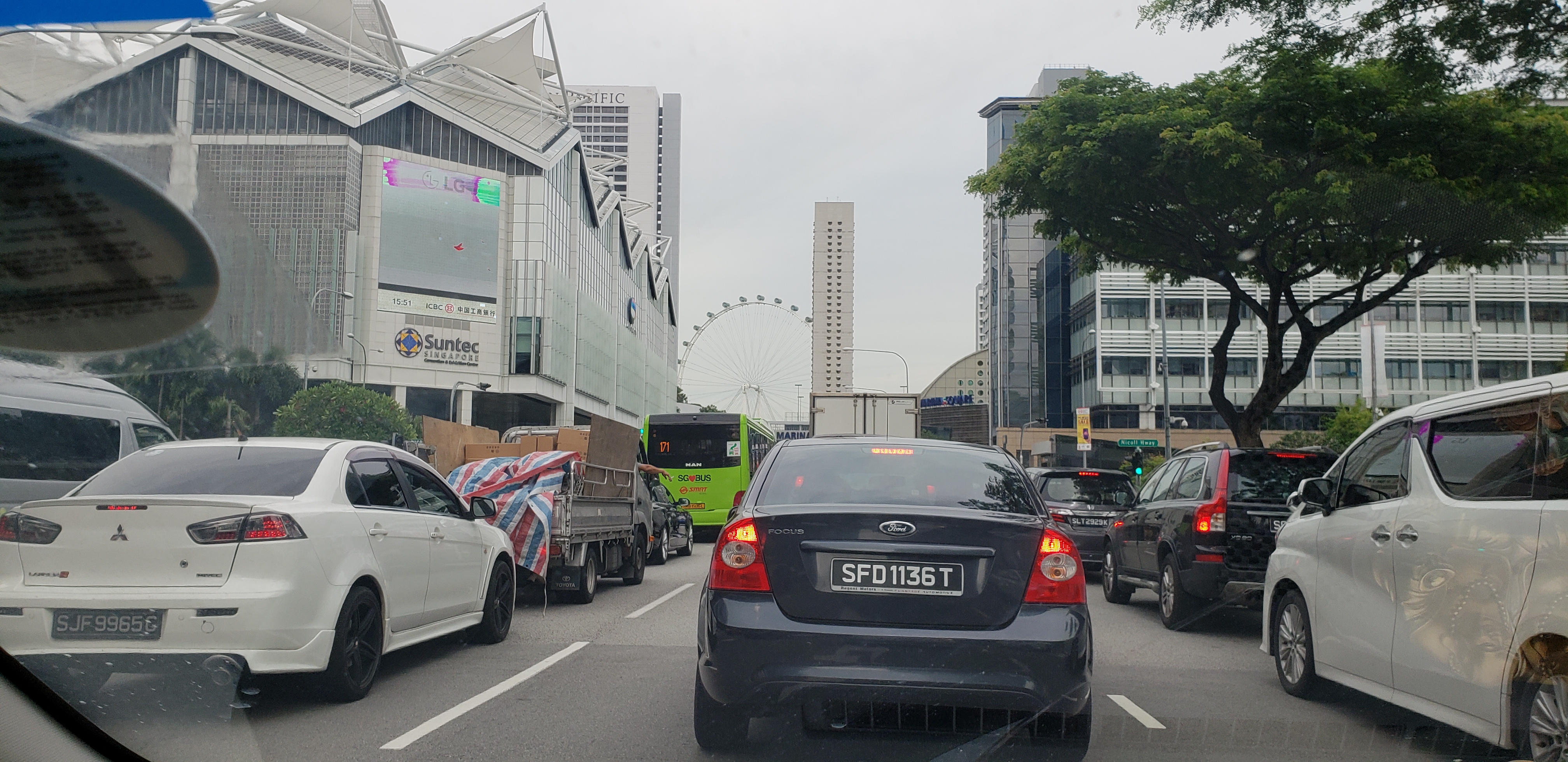 2018 Southeast Asia Trip Day 3 - Singapore (Newton Circus Hawker Food Chilli Crab, Little India, Tekka Centre, Merlion, Esplanade Bridge, Helix Bridge, Marina Bay, Gardens By The Bay, Cloud Forest, Supertree Grove, OCBC Skyway, Swimming on Roof)