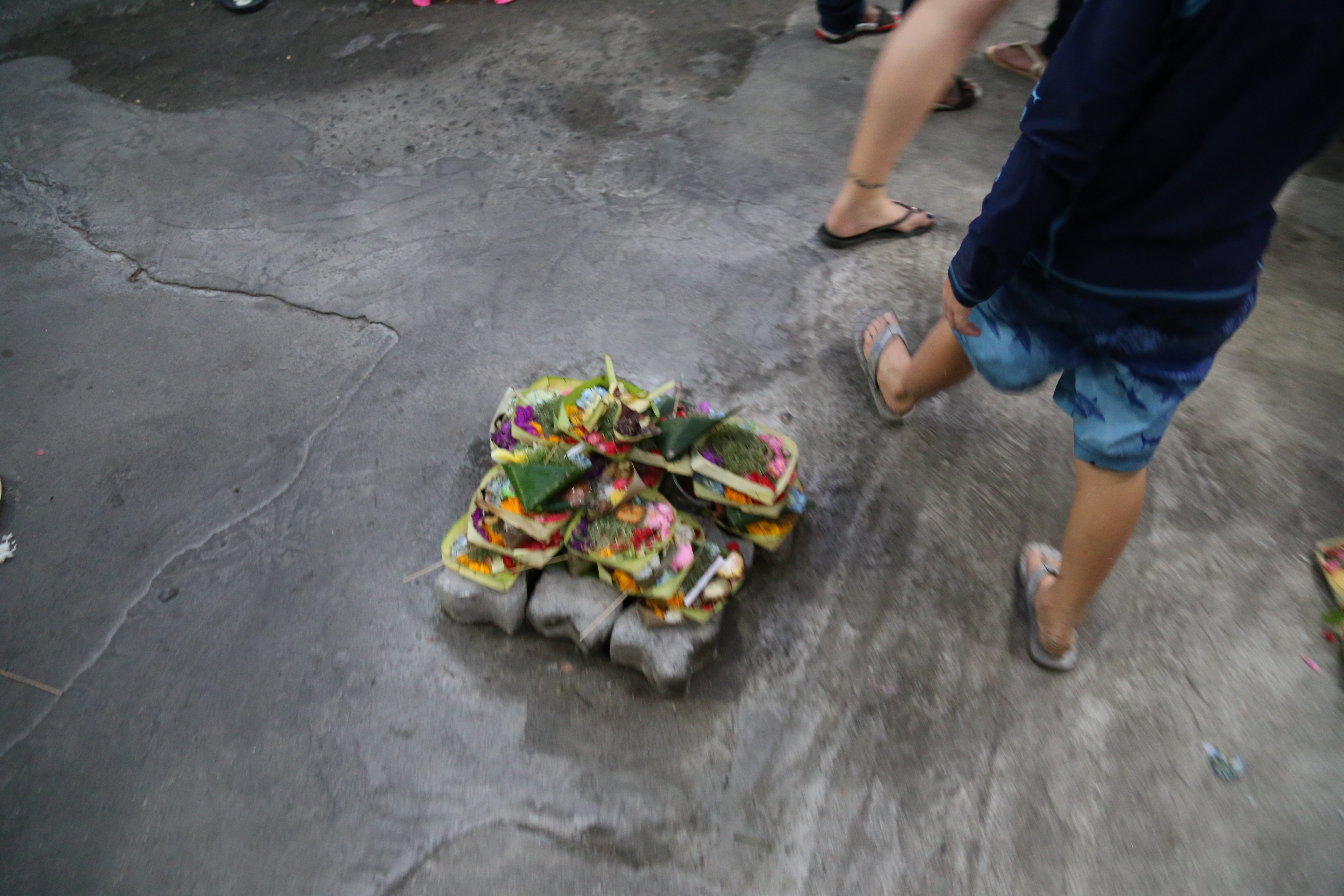 2018 Southeast Asia Trip Day 8 - Kuta, Bali, Indonesia (Playing with Gede, Pura Taman Ayun Temple, Tanah Lot Temple, Eating Babi Guling @ Babi Guling Men Lari, Playing on Kuta Segara Beach, Swimming at Kuta Paradiso Hotel)