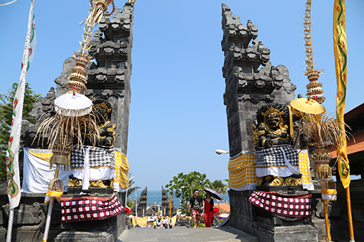 2018 Southeast Asia Trip Day 8 - Kuta, Bali, Indonesia (Playing with Gede, Pura Taman Ayun Temple, Tanah Lot Temple, Eating Babi Guling @ Babi Guling Men Lari, Playing on Kuta Segara Beach, Swimming at Kuta Paradiso Hotel)